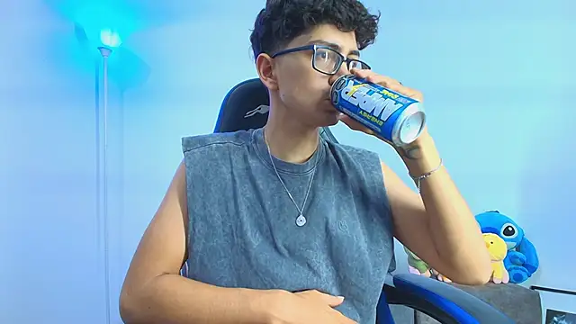 Snapshot of TylerWhite_ chatting on October 10, 4:24 am TylerWhite online show from October 10, 4:24 am