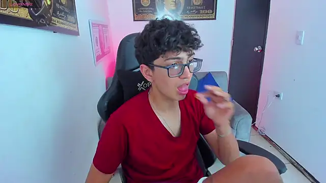 Snapshot of TylerWhite_ chatting on March 18, 2:40 am TylerWhite online show from March 18, 2:40 am