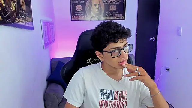 Snapshot of TylerWhite_ chatting on March 14, 6:10 am TylerWhite online show from March 14, 6:10 am