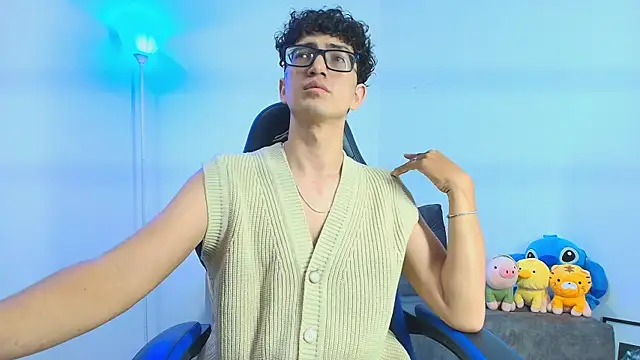 Snapshot of TylerWhite_ chatting on October 31, 5:04 am TylerWhite online show from October 31, 5:04 am