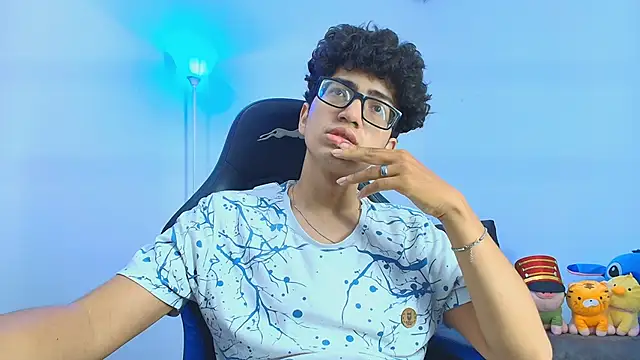 Snapshot of TylerWhite_ chatting on November 15, 7:45 am TylerWhite online show from November 15, 7:45 am