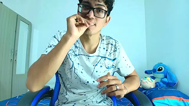 Snapshot of TylerWhite_ chatting on March 22, 3:20 am TylerWhite online show from March 22, 3:20 am