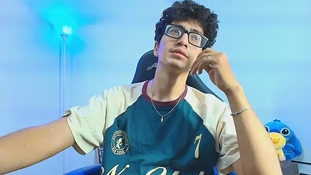 Snapshot of TylerWhite_ chatting on October 2, 3:43 am TylerWhite online show from October 2, 3:43 am