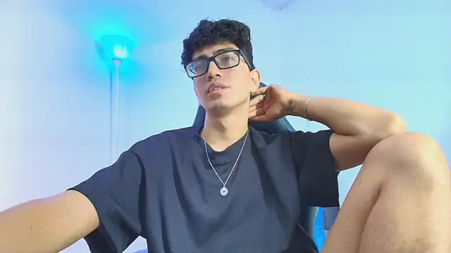 Snapshot of TylerWhite_ chatting on October 11, 1:45 pm TylerWhite online show from October 11, 1:45 pm