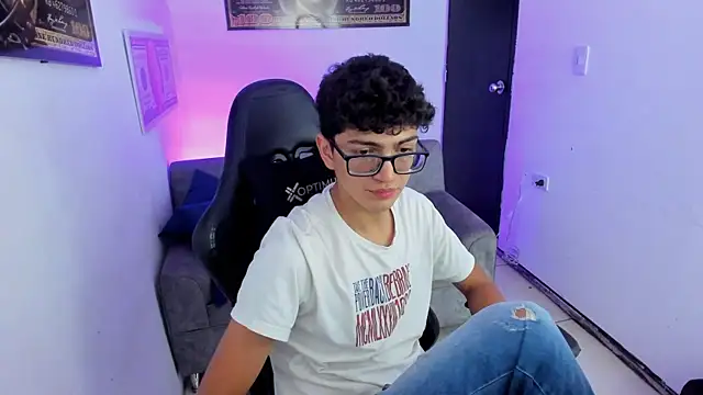 Snapshot of TylerWhite_ chatting on March 14, 3:04 am TylerWhite online show from March 14, 3:04 am