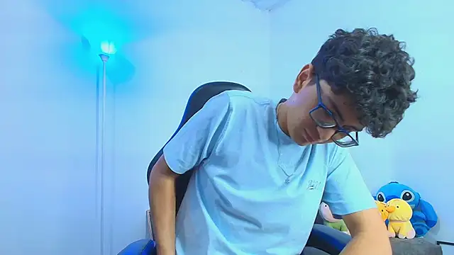 Snapshot of TylerWhite_ chatting on October 23, 3:49 am TylerWhite online show from October 23, 3:49 am