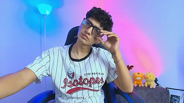 Snapshot of TylerWhite_ chatting on December 14, 3:46 am TylerWhite online show from December 14, 3:46 am