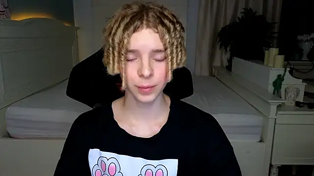 Snapshot of Kudi_Minnt chatting on March 1, 8:20 pm Kudi Minnt online show from March 1, 8:20 pm