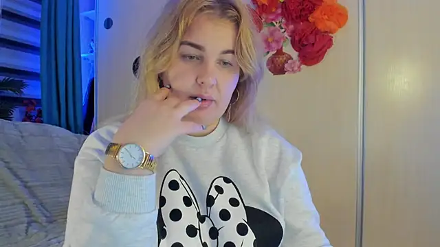 CoraSwon online show from October 28, 9:25 pm