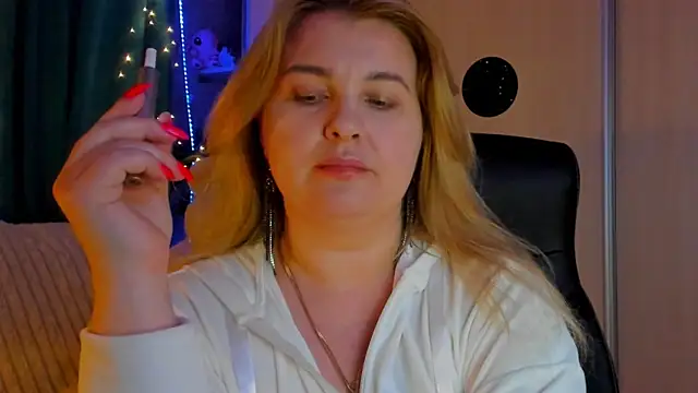 CoraSwon online show from March 21, 4:44 pm