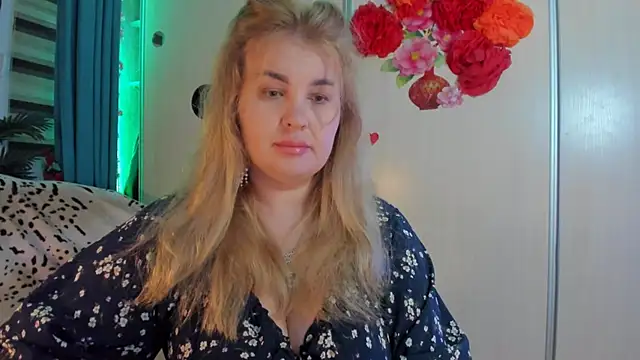 CoraSwon online show from October 25, 9:15 pm