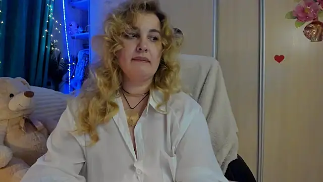 CoraSwon online show from March 18, 6:09 pm