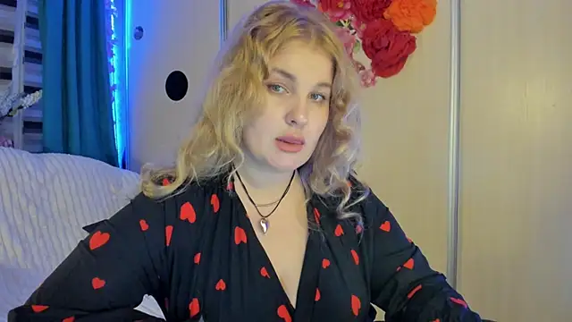 CoraSwon online show from October 10, 6:42 pm