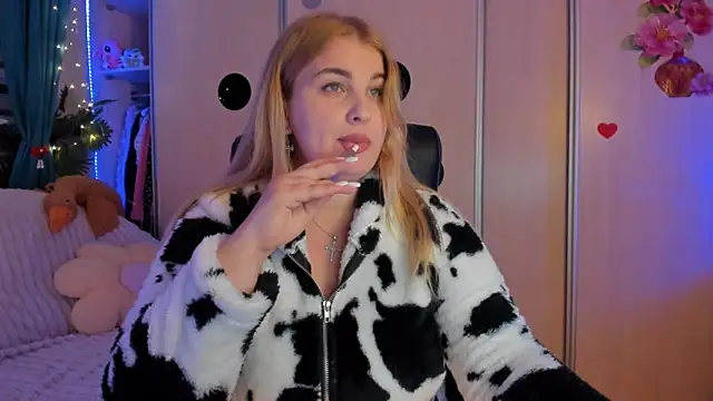 CoraSwon online show from February 6, 5:31 pm