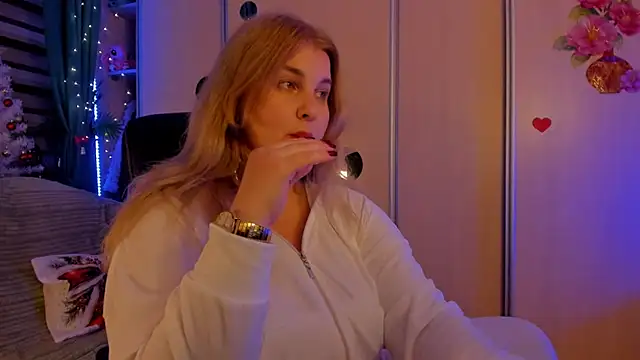 CoraSwon online show from December 22, 9:15 pm