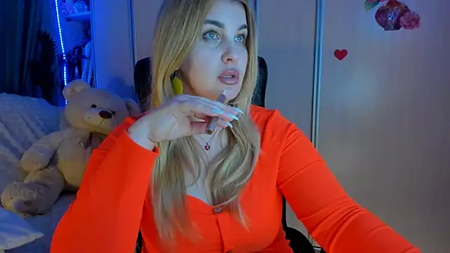 CoraSwon online show from April 10, 5:42 pm