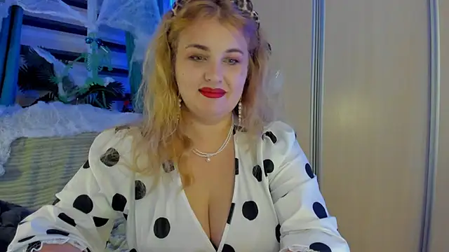 CoraSwon online show from October 31, 10:38 pm