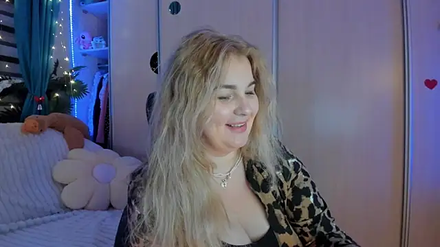 CoraSwon online show from February 4, 3:07 pm