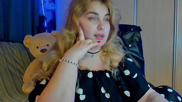 CoraSwon online show from March 28, 6:31 pm