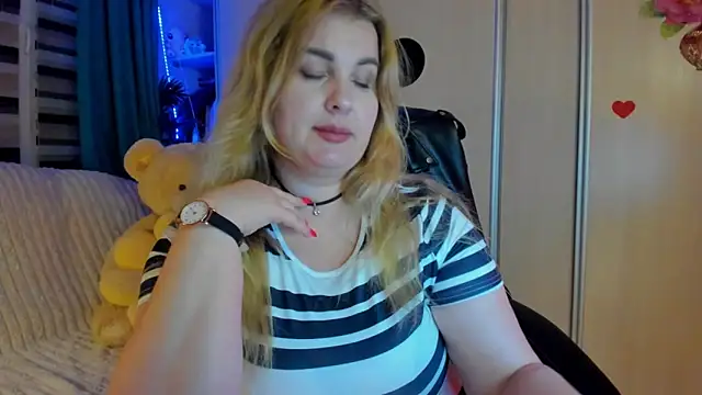 CoraSwon online show from March 27, 7:26 pm