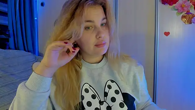 CoraSwon online show from December 3, 7:13 pm