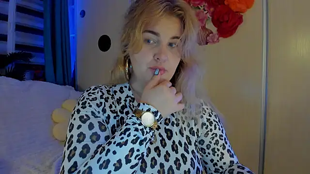 CoraSwon online show from October 31, 1:13 am