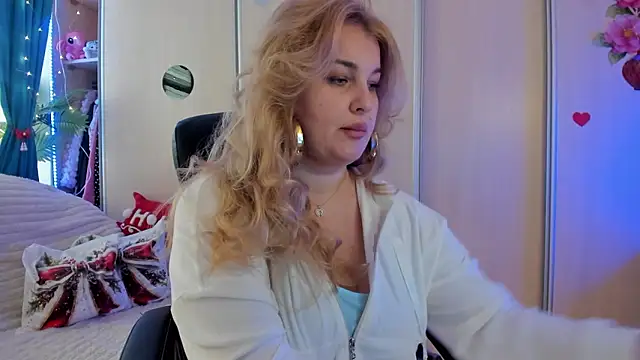 CoraSwon online show from January 10, 11:16 am