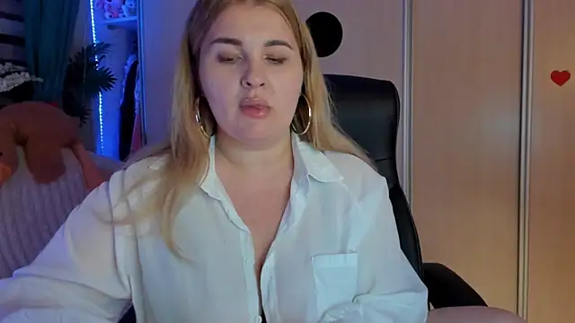 CoraSwon online show from February 17, 7:33 pm