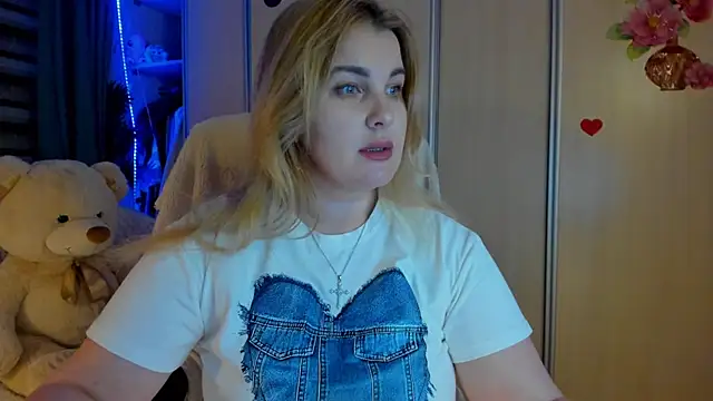 CoraSwon online show from March 25, 7:24 pm