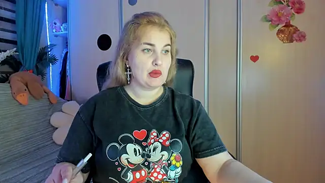 CoraSwon online show from February 15, 3:44 pm