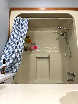 Snapshot of KLoveeee chatting on November 18, 12:37 am KLoveeee online show from November 18, 12:37 am