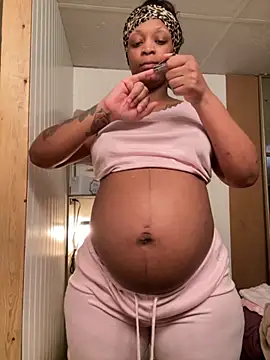 Snapshot of KLoveeee chatting on November 29, 5:29 am KLoveeee online show from November 29, 5:29 am