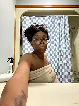 Snapshot of KLoveeee chatting on November 21, 1:04 am KLoveeee online show from November 21, 1:04 am