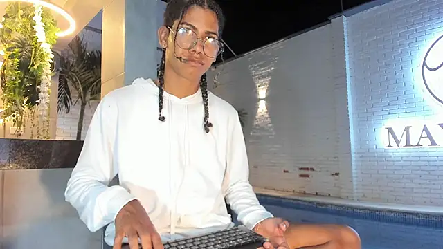 Maxim-Walker online show from November 15, 4:27 am