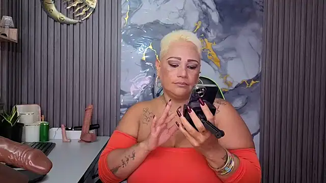 GianellaCox  online show from April 18, 7:07 pm