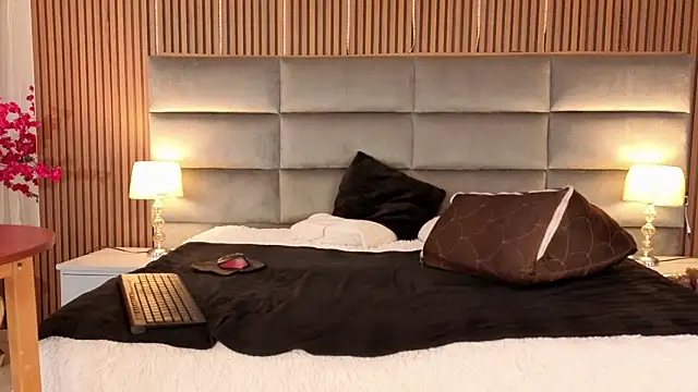 GianellaCox  online show from October 3, 1:23 pm