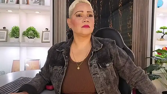 GianellaCox  online show from October 25, 1:12 pm