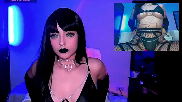 Snapshot of HollyDominic chatting on February 28, 5:04 pm HollyDominic online show from February 28, 5:04 pm