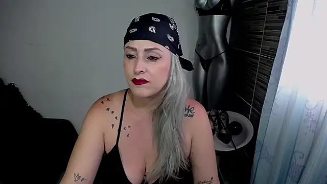 Emma Rizzoo online show from April 17, 7:49 pm