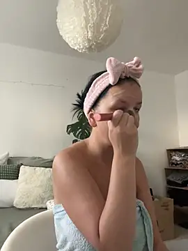 Snapshot of Off__Melonenmandy chatting on November 20, 7:31 am Off Melonenmandy online show from November 20, 7:31 am