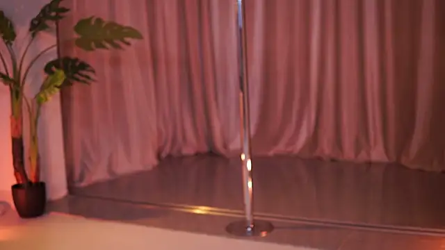 NatyDesiree online show from March 29, 7:15 pm