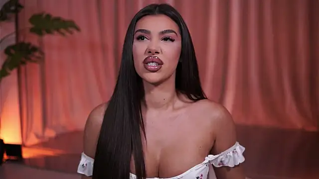 NatyDesiree online show from April 15, 7:58 pm