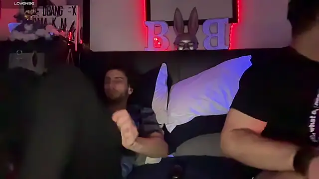 pantslesstraveler plt online show from November 12, 5:11 am