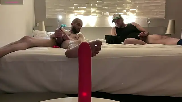 pantslesstraveler plt online show from January 8, 7:47 am