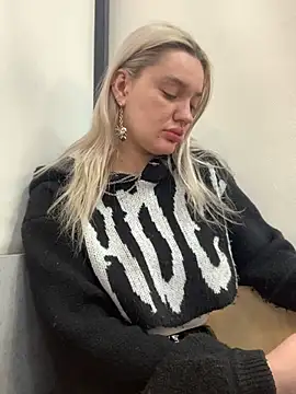 Snapshot of Sextazy chatting on February 3, 11:31 am Sextazy online show from February 3, 11:31 am