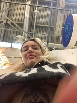 Snapshot of Sextazy chatting on March 7, 12:01 pm Sextazy online show from March 7, 12:01 pm