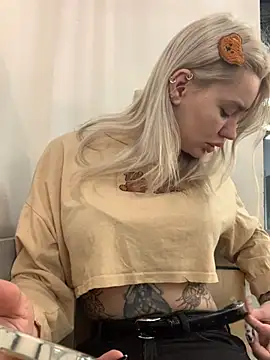 Snapshot of Sextazy chatting on March 18, 12:06 pm Sextazy online show from March 18, 12:06 pm