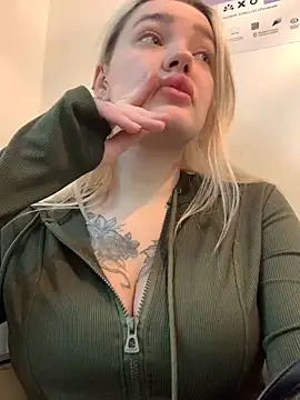 Snapshot of Sextazy chatting on March 9, 11:03 am Sextazy online show from March 9, 11:03 am