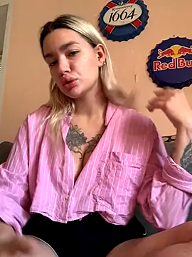 Snapshot of Sextazy chatting on September 15, 10:59 am Sextazy online show from September 15, 10:59 am