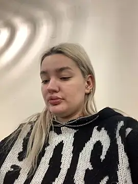 Snapshot of Sextazy chatting on February 1, 9:21 am Sextazy online show from February 1, 9:21 am